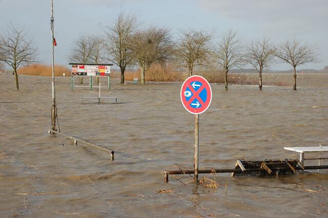 Der Wohnmobil-Parkplatz am Lühe-Anleger steht komplett unter Wasser | Foto: sla