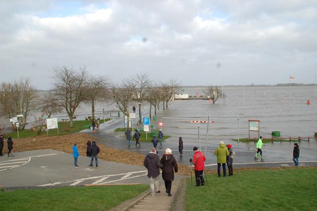 Landunter am Lühe-Anleger - das Hochwasser in Grünendeich zog am Sonntagnachmittag auch zahlreiche Schaulustige an | Foto: sla