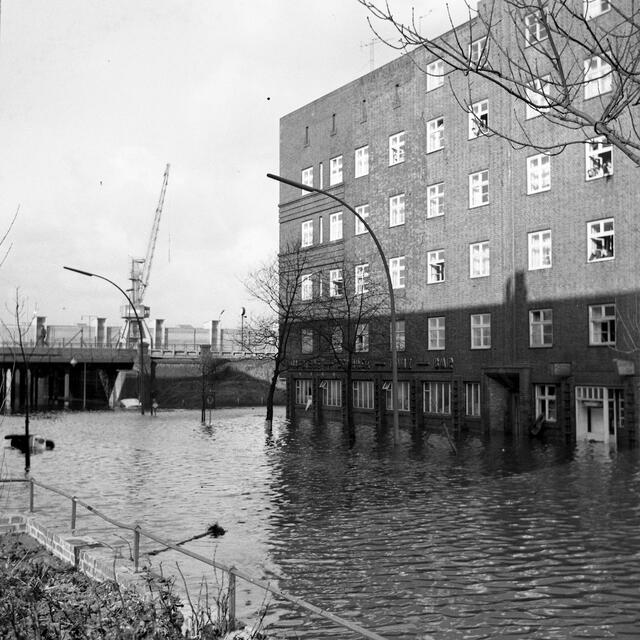 Eines der von Wolfgang Schulze 1962 aufgenommenen Fotos zeigt den Veddeler Damm, die Fenster seiner Wohnung im 3. Stock (das dritte und vierte von links) sind mit drauf und die Eckkneipe 'Schnack', um die Ecke ist dann der Eingang an der Straße "Am Gleise" | Foto: Wolfgang Schulze