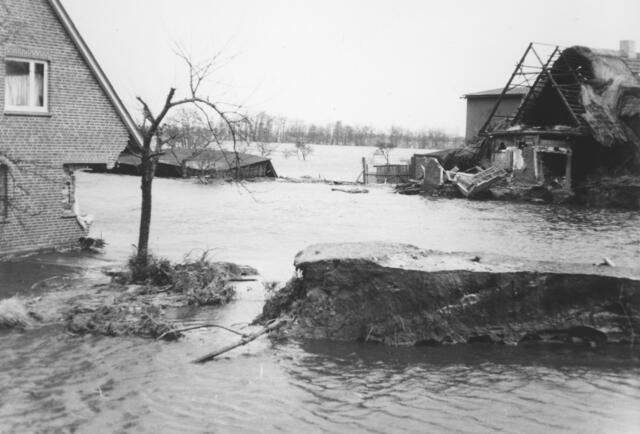 Hier (Bildmitte) stand einmal ein Wohnhaus. Das Wasser lies nichts übrig | Foto: Werner Mohr
