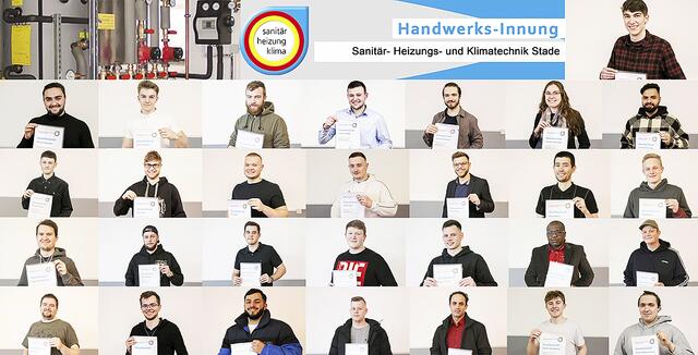Glücklich und erleichtert halten die jungen Handwerker ihre Gesellenbriefe in den Händen