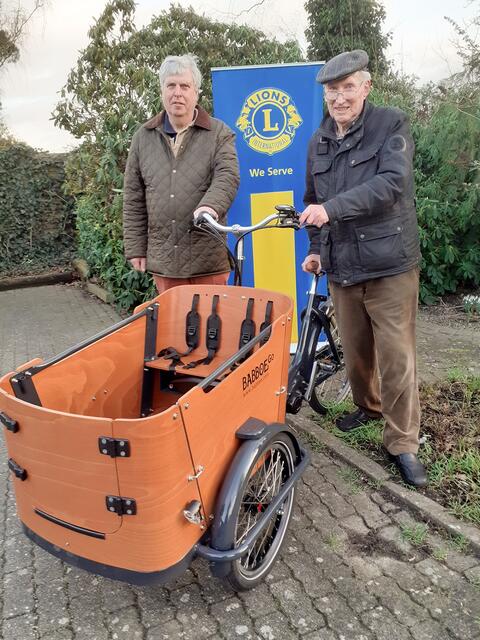 Lions-Mitglied Klaus Dippmann (li.) übergab das Lasten-E-Bike an Gerhard Kurz | Foto: B. Ricanek