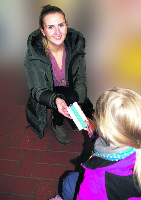 Jessika Franczak, stellvertretende Kita-Leiterin in der Buxtehuder AWO-Kita Erikaweg, verteilt Lolli-Tests an die Kinder | Foto: sla