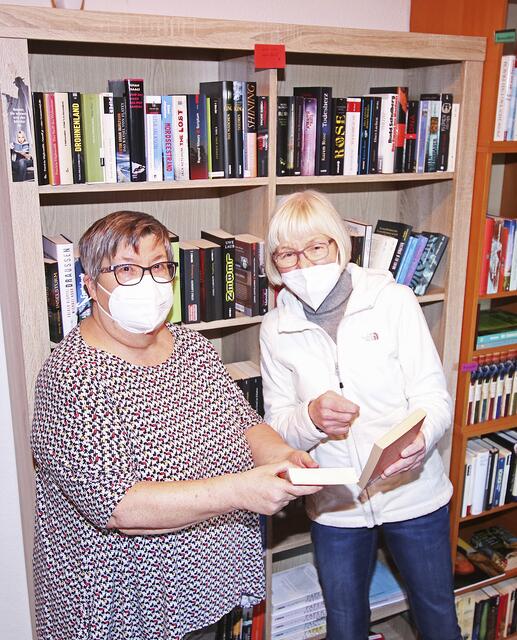 Elvira Behrens (li.) gibt Heidi Bahr Buchtipps | Foto: jd