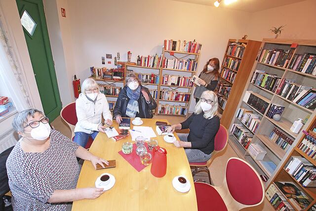 Klönschnack mit Maske: In der Bücherstube ist zwischendurch auch mal Zeit für eine Tasse Kaffee | Foto: jd