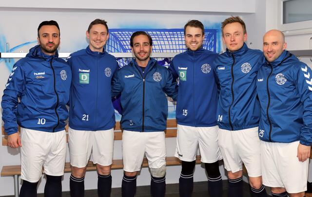 Die "Alten" bringen viel Erfahrung mit (v.l.): Murad Ökmen, Niklas Fänger, Kapitän Mikosch Rahn, Felix Denkeler, Jan Böttcher und Christoph Behrens, der mit 38 Jahren der Älterste im BFC-Team ist  | Foto: cc
