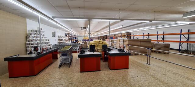 Für den Mere-Markt (Foto) waren Eingang, Alarm, Brandschutz und Heizungstechnik komplett modernisiert, begehbare Kühlzelle, Computer, Waren, Kassensysteme, Videoüberwachung und Regaltechnik neu eingebaut worden, berichtet Grundstückseigentümer Sebastain Nebauer | Foto: Nebauer