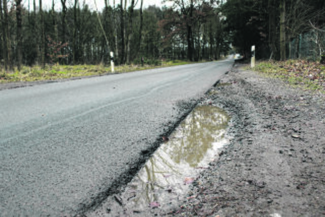 Die unbefestigten Ränder sind völlig ausgefahren