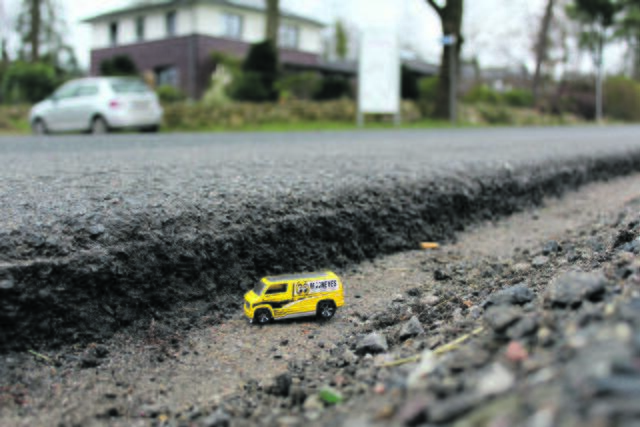 Wo die Fahrbahn in Ordnung ist, klafft zum Seitenrand eine große Lücke