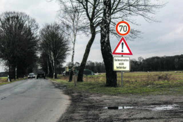 Warnschilder weisen auf nicht befahrbare Seitenstreifen hin