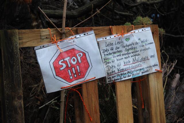 Die Mitarbeiter des Waldkindergartens hatten bereits Warnschilder aufgestellt | Foto: lm