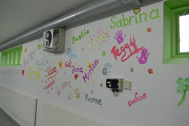 Auch die ehrenamtlichen Helferinnen und Helfer durften sich auf einer Wand mit bunten Unterschriften verewigen | Foto: bim