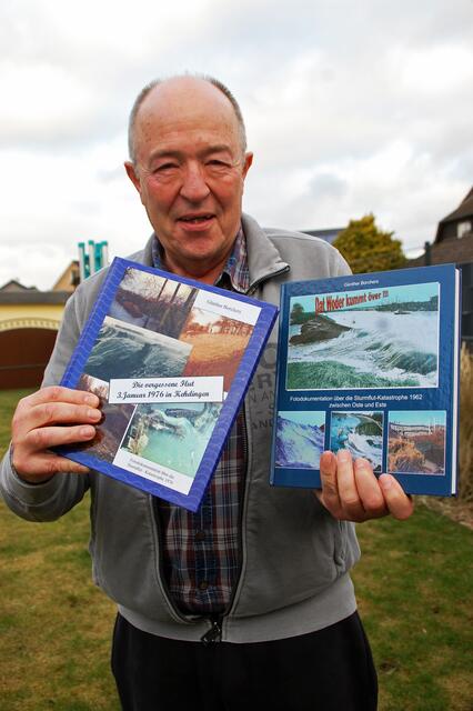 Günther Borchers mit seinen Foto-Dokumentationen | Foto: sla