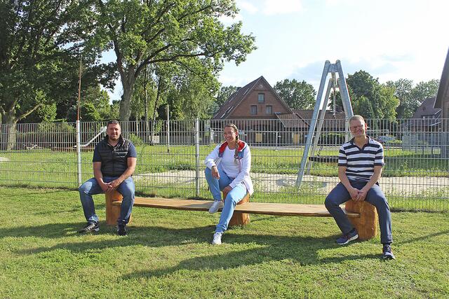 Die Mitglieder des Vorstands vom SV Beckdorf, (v. li.) Klaus Meinke, Janine Geyer und Ole Petersen, auf einer der drei Bänke. Auf dem Foto nicht zu sehen: Der Zaun zum Spielplatz hat einen Durchgang | Foto: wd