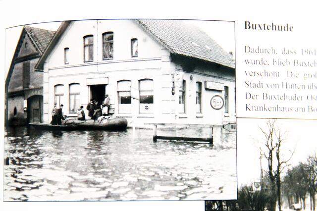 Die Versorgung wurde mit Booten der Bundeswehr aufrechterhalten - hier das Gasthaus "Hoyer's Eck" in Buxtehude | Foto: Günther Borchers