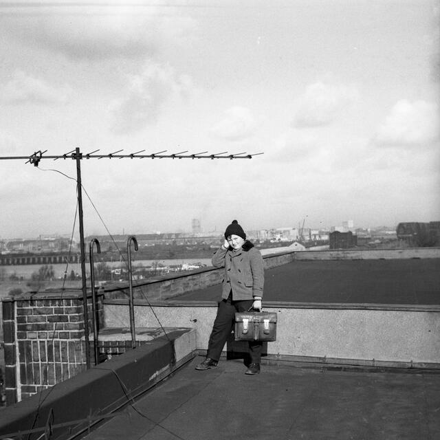 Wolfgang Schulze als Kind auf dem Dach des Wohnblocks auf der Veddel, wo er mit seinem Vater von der Hausnummer 40 zur Hausnummer 32 der Straße "Am Gleise" gegangen ist, um trockenen Fußes auf die Straße zu gelangen | Foto: Schulze