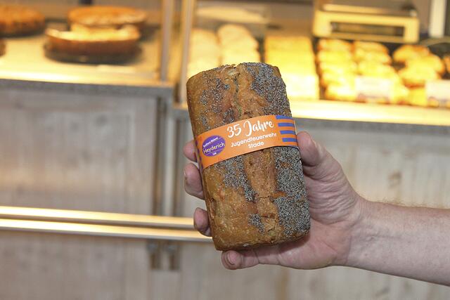 Tolles Geburtstagsgeschenk: das Brot zum Jubiläum der Jugendfeuerwehr Stade