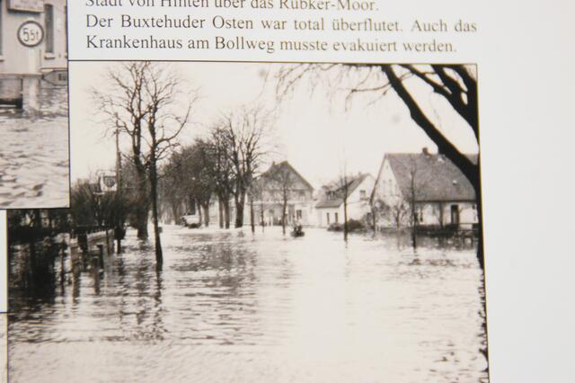 Der Buxtehuder Osten war total überflutet - hier die Harburger Straße  | Foto: Günther Borchers