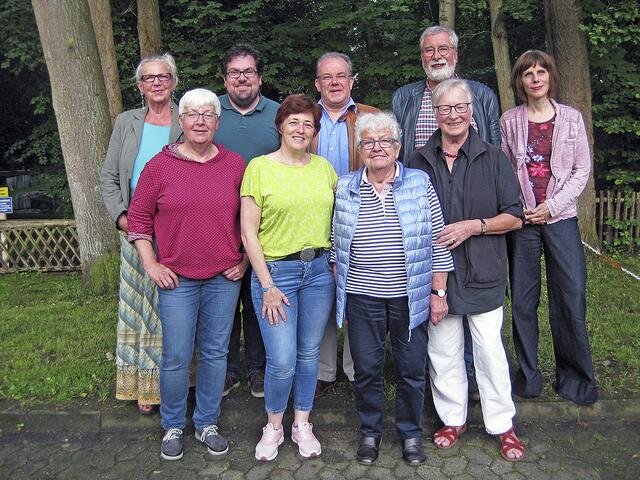 Der Vorstand des Freundeskreises Bialy Bór - Salzhausen: (vorne, v. li.) Elisabeth Mestmacher, Teresa Visens, Annemarie Bartels und Elsabe Rolle sowie (hi., v. li.) Elisabeth Lübberstedt-Hobohm, Neels Mestmacher, Andreas Will, Dr. Joachim Lewerenz und Edda Hartig-Abegg | Foto: Petra Homann