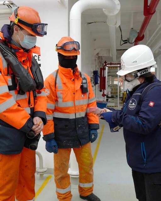 Die Seeleute bekommen von einer Mitarbeiterin der Seemannsmission ihre Präsente zum Valentinstag überreicht | Foto: DSM