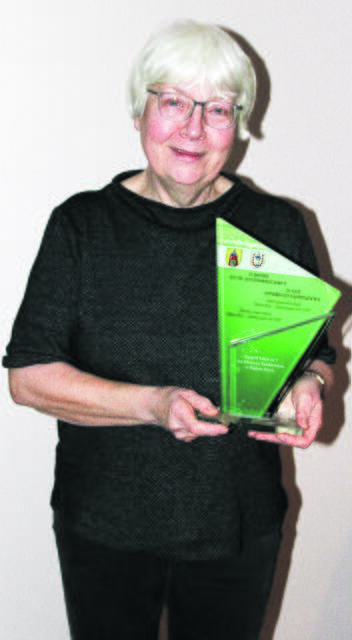 Freundeskreis-Vorsitzende Elisabeth Mestmacher mit der gläsernen Trophäe, die sie anlässlich der 25-jährigen Partnerschaft Salzhausens mit Bialy Bór von den Freunden aus Polen bekommen hat | Foto: ce