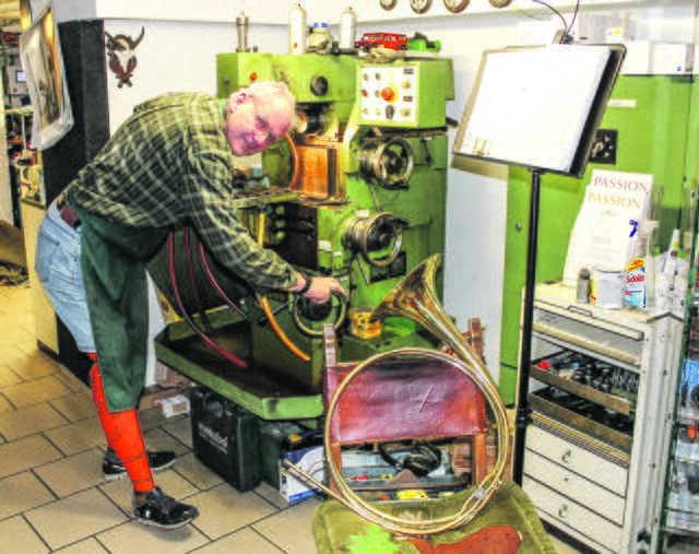 In seiner Büchsenmacher-Werkstatt probt der begeisterte Hornist Michael Niemann auch für Auftritte mit einem Bläserkorps | Foto: ce