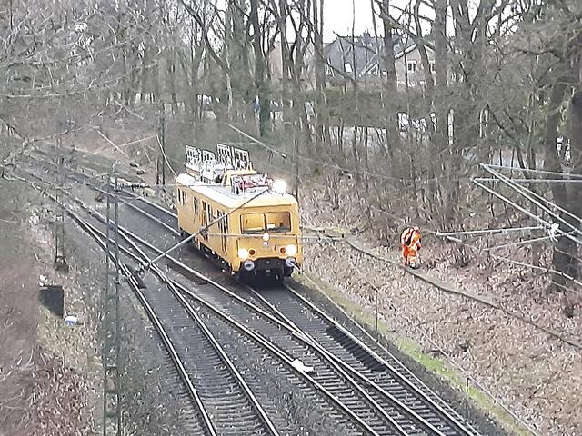 Mitarbeiter der Bahn kontrollierten heute Morgen die Strecke Hamburg-Bremen | Foto: os
