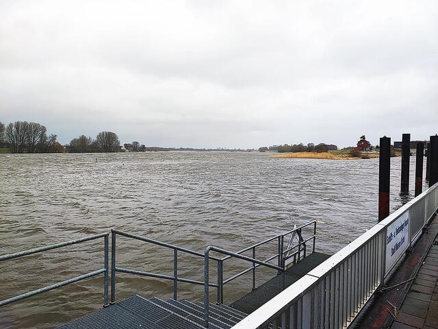 Die breite und aufgepeischte Elbe in Hoopte. Eigentlich wäre jetzt Ebbe | Foto: thl