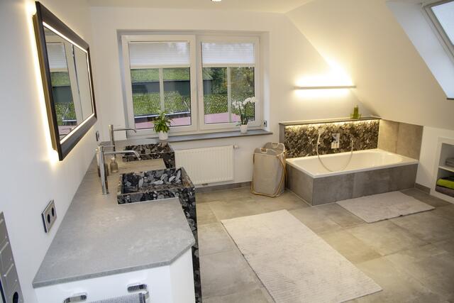 Ein Bad mit Naturstein - gestaltet von Firma Buck | Foto: Naturstein Design Buck