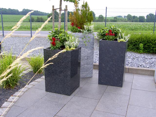 Blumenkübel aus Naturstein | Foto: Naturstein Design Buck