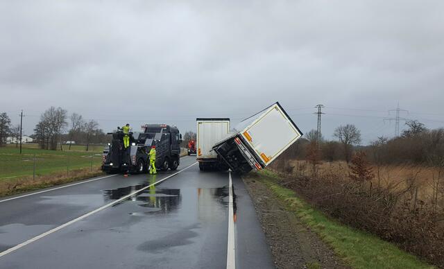 Auf der B404 kippte ein leicht beladener Lkw-Anhänger um | Foto: Polizei