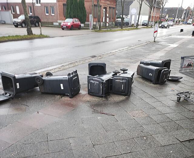 Unter anderem in Winsen (Foto) und Buchholz wurden Mülltonnen umgeworfen. Die Gelben Säcke wurden zu "Spielbällen" des Sturms, der Müll verteilte sich auf den Straßen | Foto: thl