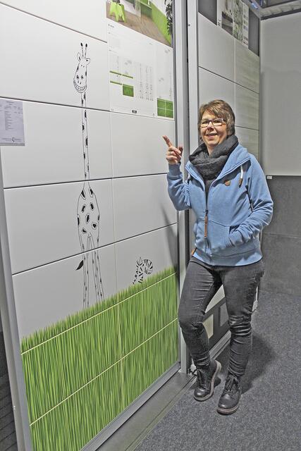 Bärbel von Mindenburg vor einem Giraffen-Motiv | Foto: wd