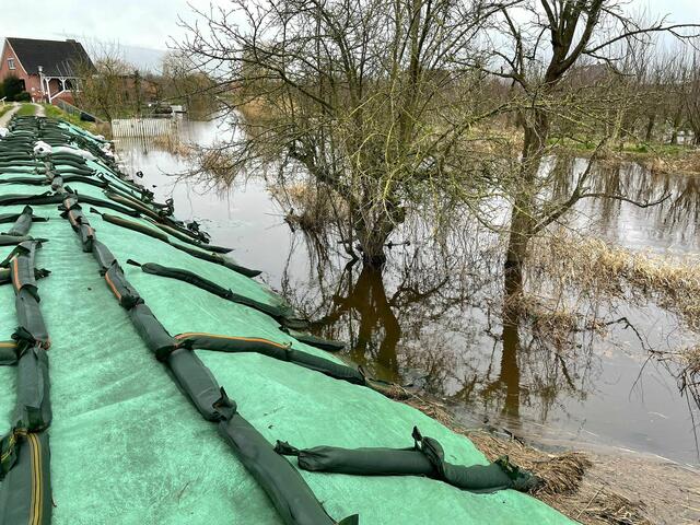 Eine schadhafte Stelle am Lühedeich wurde ausgebessert, um dem nächsten Sturm zu trotzen  | Foto: DV-weite-Meile.de