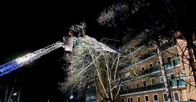 Die Feuerwehr Winsen beim Einsatz in der Brahmsallee, wo sich ein Teil eines Daches eines Mehrfamilienhauses löste | Foto: Feuerwehr Winsen