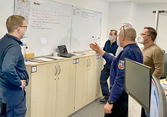 Landrat Kai Seefried (rechts)  traf gegen 4 Uhr in der Feuerwehr- und Rettungsleitstelle ein und informierte sich bei FRL-Leiter Wilfried Sprekels über die Lage.  | Foto: Landkreis Stade