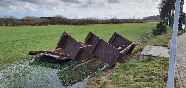 In der Nähe von Buchholz hat es ein Wartehäuschen umgehauen | Foto: Beneke