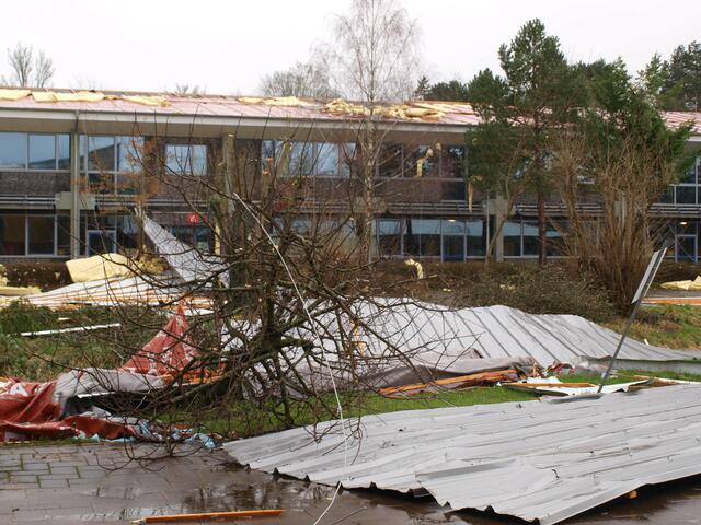 Bei den BBS Stade ist das Dach eines Seitentraktes vom Sturm heruntergerissen worden. Das sind etwa 700 - 800 qm. Die Reste des Daches liegen jetzt auf dem Schulgelände | Foto: Feuerwehr Stade