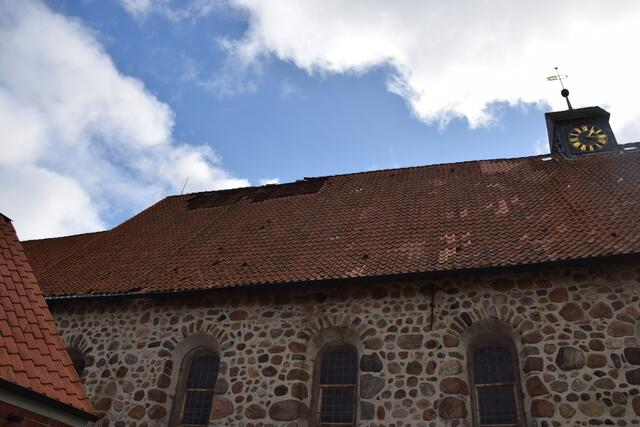 Im Dach der St.-Mauritiuskirche in Hittfeld klafft ein Loch. | Foto: ts