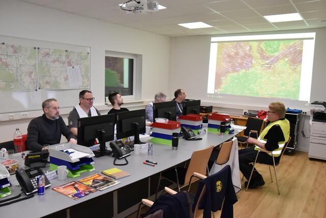 Lagebesprechung in der Kommunalen Einsatzleitung (KEL) der Samtgemeinde Salzhausen im Salzhäuser Feuerwehrhaus | Foto: Mathias Wille
