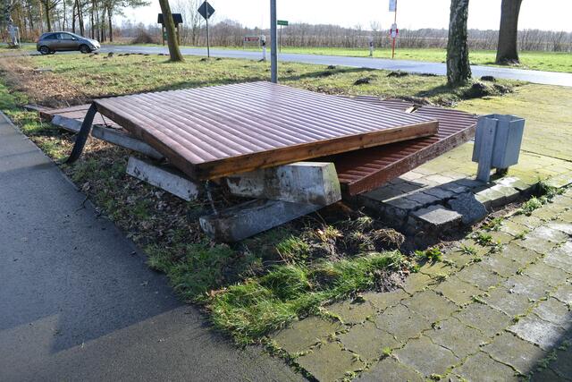Die von "Zeynep" zerlegte Bushaltestelle an der 
Baurat-Wiese-Straße in Königsmoor kurz vor der B75 | Foto: bim