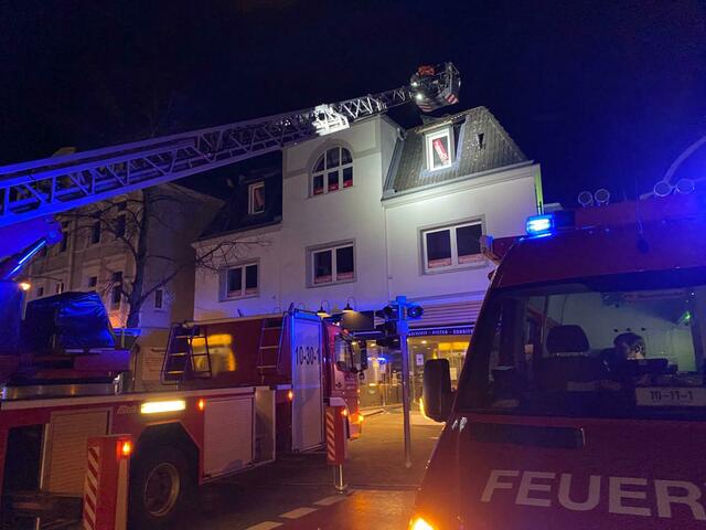 Teile eines Daches sind an der Bahnhofstraße in Buxtehude heruntergeweht. Bis 3 Uhr morgens hatte die Feuerwehr rund 30 Einsätze in der Hansestadt | Foto: Timm Gerken