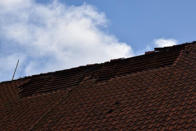 Im Dach der St.-Mauritiuskirche in Hittfeld klafft ein Loch | Foto: ts