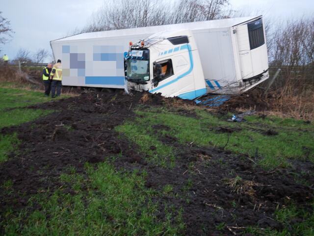 Der Sattelzug kam von der Autobahn ab und landete im Graben | Foto: Polizeiinspektion Rotenburg