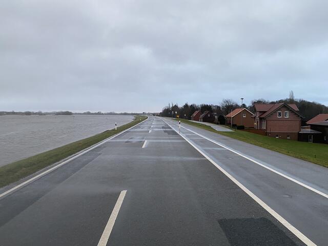 Dicht an der Elbuferstraße bei Laßrönne steht das Wasser | Foto: Ansgar Dettmer