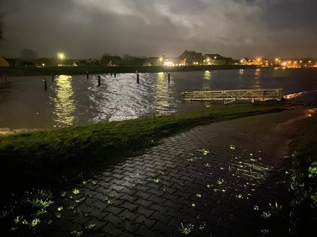 Aufgewühlte Wassermassen bei Nacht am Hoopter Ilmenau-Sperrwerk. Im Hintergrund ist der Deich des benachbarten Deichverbandes Vogtei Neuland zu sehen | Foto: Ansgar Dettmer