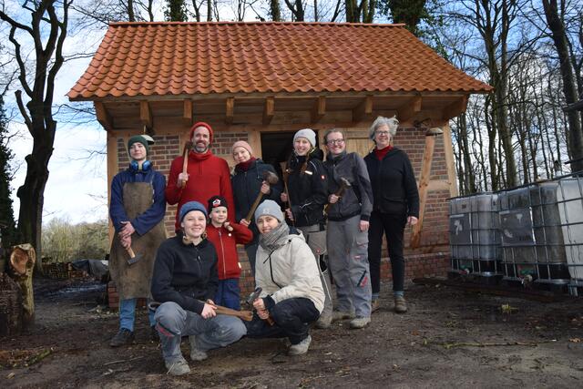 Die Vorsitzende des Vereins Wassermühle Karoxbostel, Emily Weede (re.) mit jungen Denkmalschützerinnen und Mitgliedern der Jugendbauhütte Hamburg vor der Hofschmiede in Karoxbostel | Foto: ts