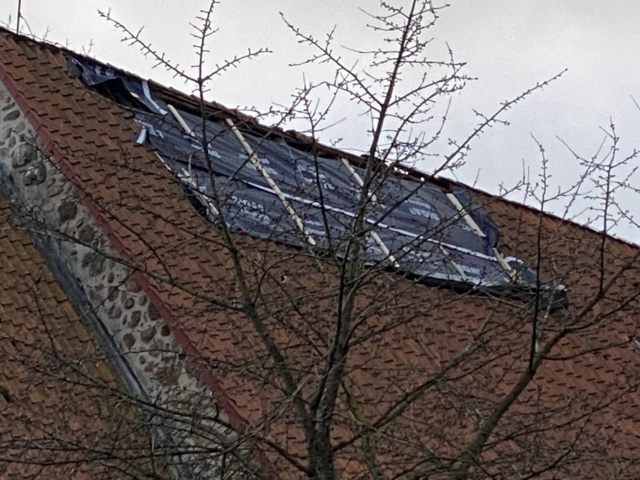 Eine Schutzplane bedeckt mittlerweile das Loch im Dach der Mauritiuskirche in Hittfeld, das Orkanböen am vergangenen Wochenende hineingerissen hatten | Foto: C. Wöhling