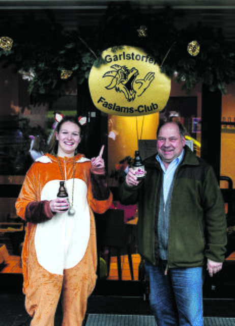 Stoßen auf das Jubiläum an: Faslamsclub-Vorsitzende Sabrina Kreß und Garlstorfs Bürgermeister Horst Günter Jagau | Foto: ce