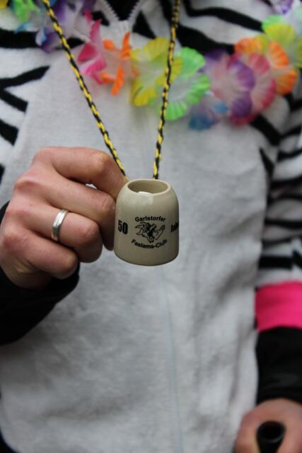 Starke Idee: Zum Jubiläum ließ der Faslamsclub Mini-Bierkrüge angefertigt | Foto: ce